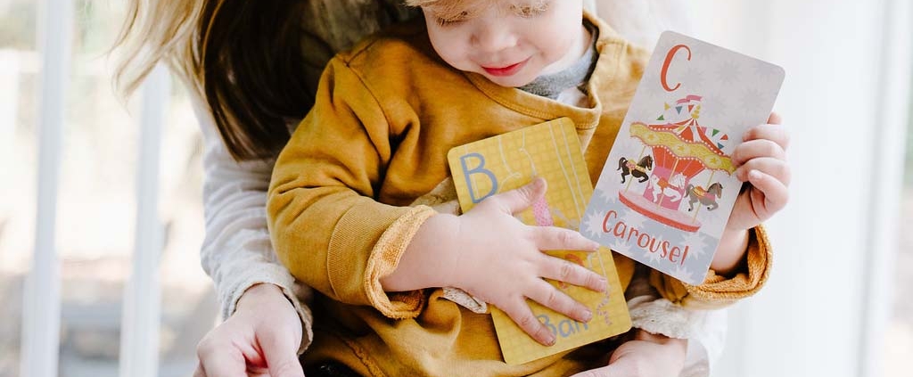 Helmsie-Baby-Flash-Cards-with-Child