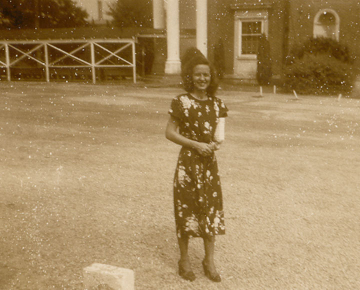 Barbara "Susy" Nell Davis (BSHE ’48) on the University of Georgia campus.